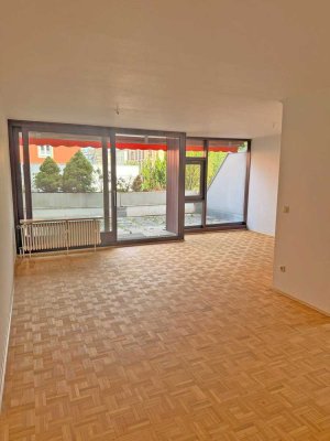 2-Zimmer-Wohnung mit großem West-Balkon und EBK - ab sofort frei