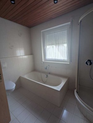 Attraktive und gepflegte 4,5-Zimmer-Wohnung mit Balkon in Kleinrinderfeld
