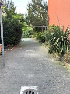 ***Zentrale Lage mit Garten***