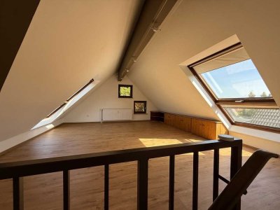 Eine Wohnung im Zweifamilienhaus mit eigenem Eingang und Stellplatz.