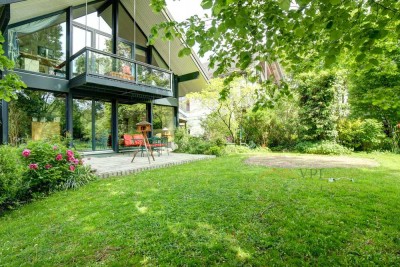 Wohntraum aus Glas und Holz mit bezauberndem Garten wartet auf Sie in
Gröbenzell nahe München!
