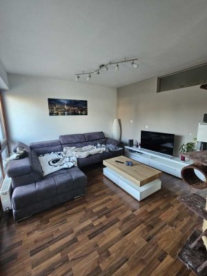 Moderne 2,5-Zimmer-DG-Wohnung mit Balkon & Einbauküche in ruhiger Lage