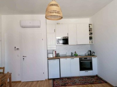 Verkauft wird hier eine (befristet vermietet) klimatisierte 2-Zimmer-Wohnung mit hofeseitiger Terrasse und opt. Garagenstellplatz!
