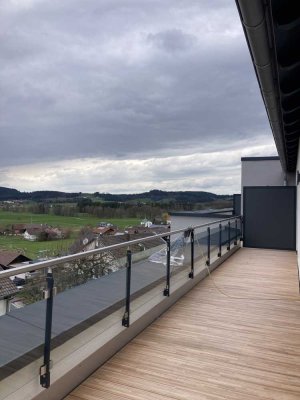 Erstbezug mit Balkon: Stilvolle 3-Raum-Penthouse-Wohnung mit geh. Innenausstattung in Hunderdorf