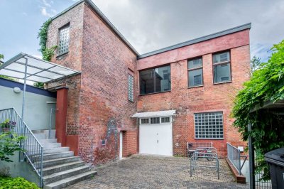 Remise zum Stadthaus: 215 m² Einfamilienhaus mit Lichthof im ruhigen Hinterhof am Humboldthain