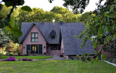 Toplage am Wald- freistehendes Einfamilienhaus mit Garage auf großem Grundstück