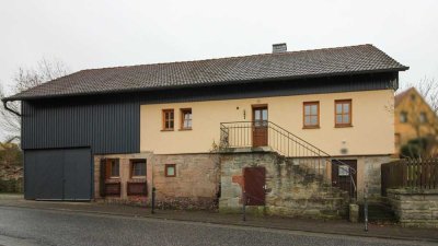 Ländliches Flair: Charmante Immobilie mit Weitblick ins Grüne in Oberkalbach