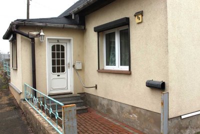 Entwicklungsfähiges EFH mit 5 Garagen, auch für Gewerbe....