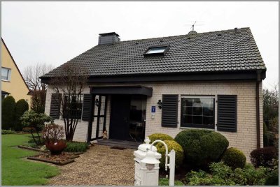 Sehr gepflegtes, unterkellertes Einfamilienhaus mit 3 Garagen