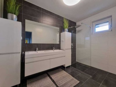 Erstbezug nach Sanierung mit Balkon und Einbauküche: Attraktive 2,5-Zimmer-Dachgeschosswohnung