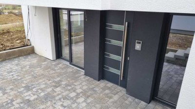 Erstbezug! Moderne 2-Zimmer-Souterrainwohnung mit Terrasse im Neubau