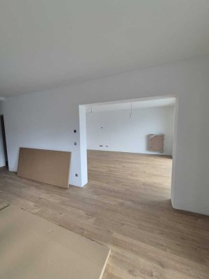 Hochwertig sanierte 4 Zimmer Wohnung mit Balkon in Aschaffenburg Schweinheim