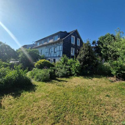 Schönes Einfamilienhaus mit herrlichem Grundstück und Garage für Handwerker & Sanierer.