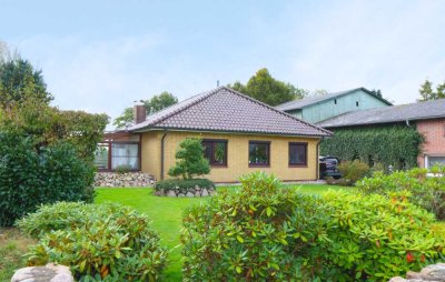 Walmdachbungalow in Weddingstedt – Modern und gepflegt mit großem Garten und Wiesenblick