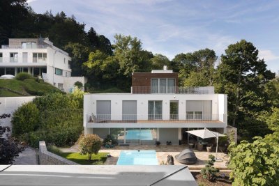 Exklusive Villa mit einem eigenen Hauslift, einem Pool und Blick auf die Grünfläche.
