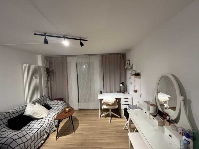 Gepflegte 1-Zimmer-Wohnung mit Balkon und Einbauküche in Regensburg-Königswiesen