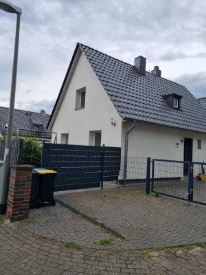 Ein gemütliches Einfamilienhaus ca-140 m² - 5.0 Zi., 2 Bäder, mit Garage, Pkw-Stellplatz und Garten
