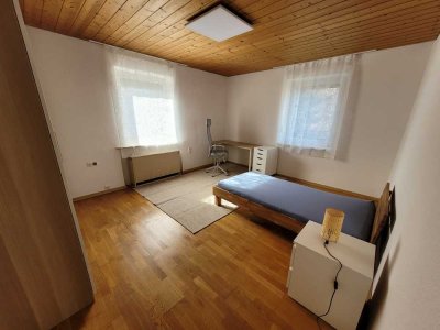 Möbliertes WG Zimmer in 2er Frauen WG sucht ruhige, freundliche und ordentliche Mieterin