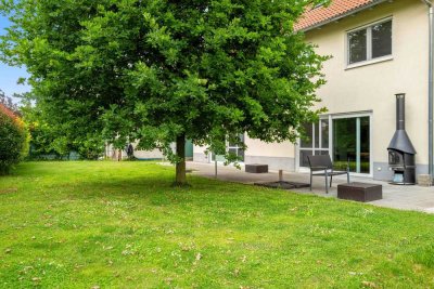 Großes Einfamilienhaus mit Einliegerwohnung
mit Blick ins Grüne