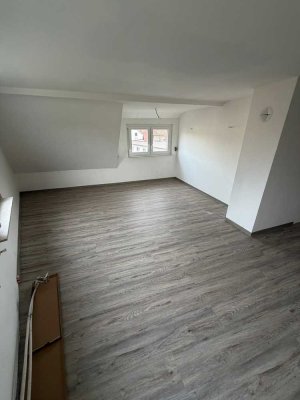 Erstbezug nach Sanierung - 4,5-Zimmer-Wohnung mit Balkon, Gartenanteil, 2 Stellplätzen