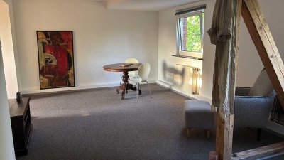 Sehr helle, freundliche 2-Zimmer-Maisonette-Wohnung mit EBK für ein Jahr befristet zu vermieten.