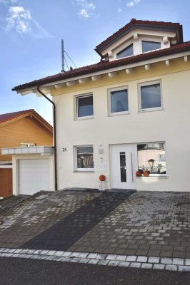Neuwertiges Zweifamilienhaus mit Garage und Stellplätzen - ruhige Lage von  Oberstaufen zu verkaufen