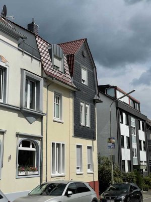 Altbergische Eleganz trifft zeitlose Moderne – Stilvolles Stadtwohnen mit integrierter Praxis