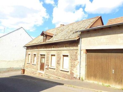 FÜR WENIG GELD!   Backstein-Winzerhaus mit Scheune und Garage.