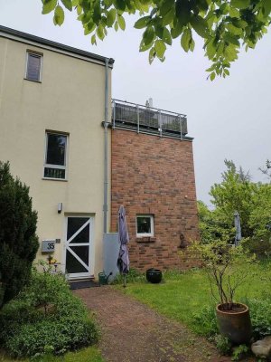 Projensdorf: geräumige Doppelhaushälfte mit individuellen Akzenten und Dachterrasse