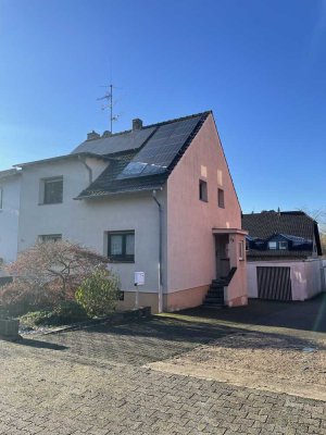 großzügige Doppelhaushälfte mit PV-Anlage, Parkett und  Garagen-/Lageranbau
