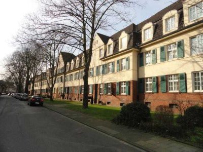 Große 2-Zimmer-Altbauwohnung mit Balkon sucht neue Mieter