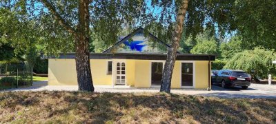 Eine Perle: freistehender Bungalow mit Privat-Zufahrt, drei Garagen + Carport in absoluterTraumlage