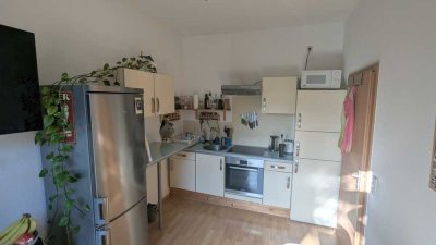 Zwei Zimmer Wohnung mit Balkon für WG/Paar