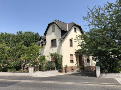 Schöne einzugsfertige Wohnung über zwei Etagen mit Stellplätzen