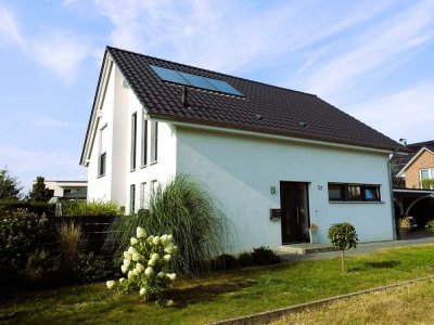 Modernes Einfamilienhaus mit offenem Grundriss (Bj. 2015) - stilvoll & lichtdurchflutet