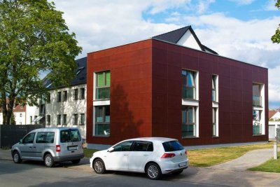 Modernes Wohnambiente mit SieMatic-Küche und Blick ins Grüne
