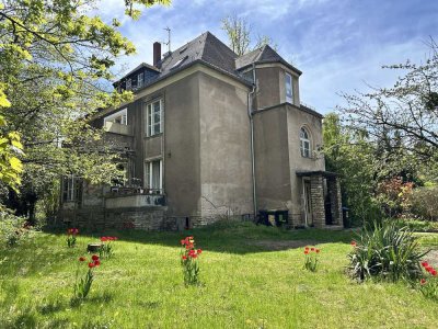 Sanierungsbedürftige und denkmalgeschützte Altbauvilla am Großen Garten in Dresden