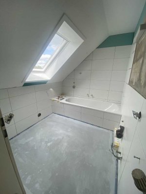 zwei Zimmerwohnung im DG mit Einbauküche + Balkon zu vermieten