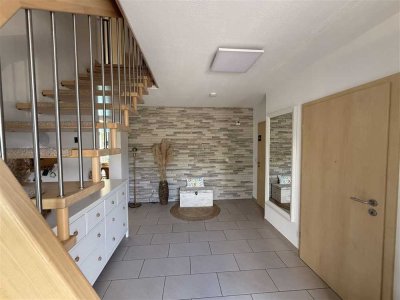 Modernes Einfamilienhaus in energieeffizienter Bauweise / Garten und Außenpool