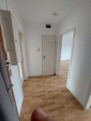 550 € - 57 m² - 2.0 Zi., große Wohnküche und Diele.
WG geeignet.
Heizkosten sind NICHT in den NK