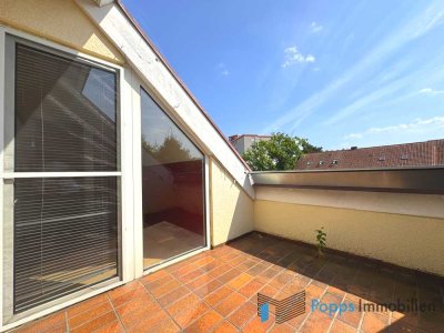 Gut geschnittene 3-Zimmer-Dachgeschosswohnung mit Dachterrasse und Balkon