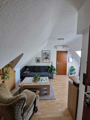 Charmante Dachgeschosswohnung ab dem 01.09. zu vermieten – vollmöbliert