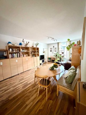 Attraktive 2-Zimmer-Wohnung mit großer Dachterrasse im Herzen von Augsburg