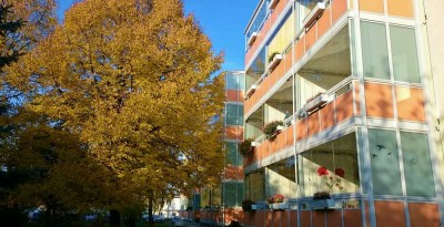 Kleine gemütliche Wohnung in grüner und ruhier Lage mit großem verglasten  Balkon