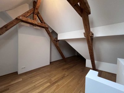 Wohnen über den Dächern: Helle 3-Zimmer-Galeriewohnung in Bestlage (WG-geeignet)