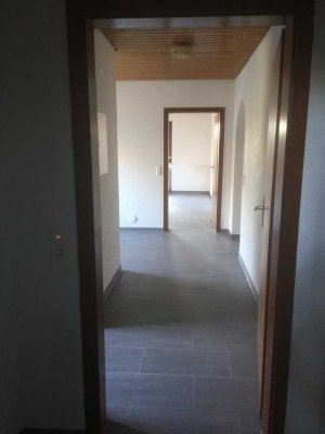 Freundliche und sanierte 2,5-Zimmer-EG-Wohnung mit Terasse in Satteldorf