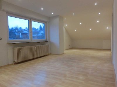 Helle 2,5 Zimmer Dachgeschosswohnung, renoviert mit Einbauküche!