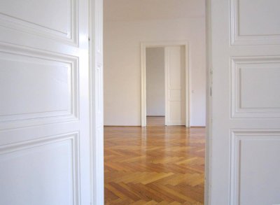 * * * GROSSZÜGIGE STIL-ALTBAU-ETAGENWOHNUNG mit TERRASSE + BALKON + LOGGIA... nächst LKH UND KF-UNI... IDEAL FÜR WOHNEN + HOME-OFFICE * * *