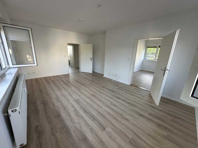 3 Raum-Wohnung mit Einbauküche und großem Garten – Gartenpflege erforderlich