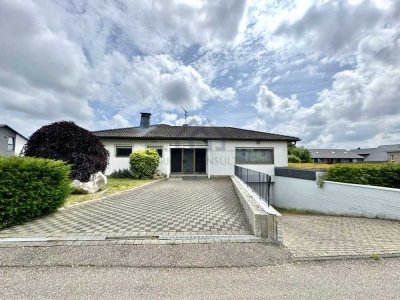 Freistehender Bungalow mit Schwimmbad und Garage